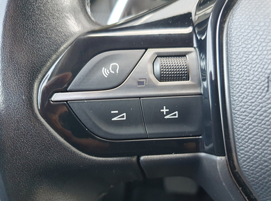 Peugeot 2008 1.2 PureTech Blue Lease Allure PDC/NAVI/CARPLAY/CLIMA/LMV